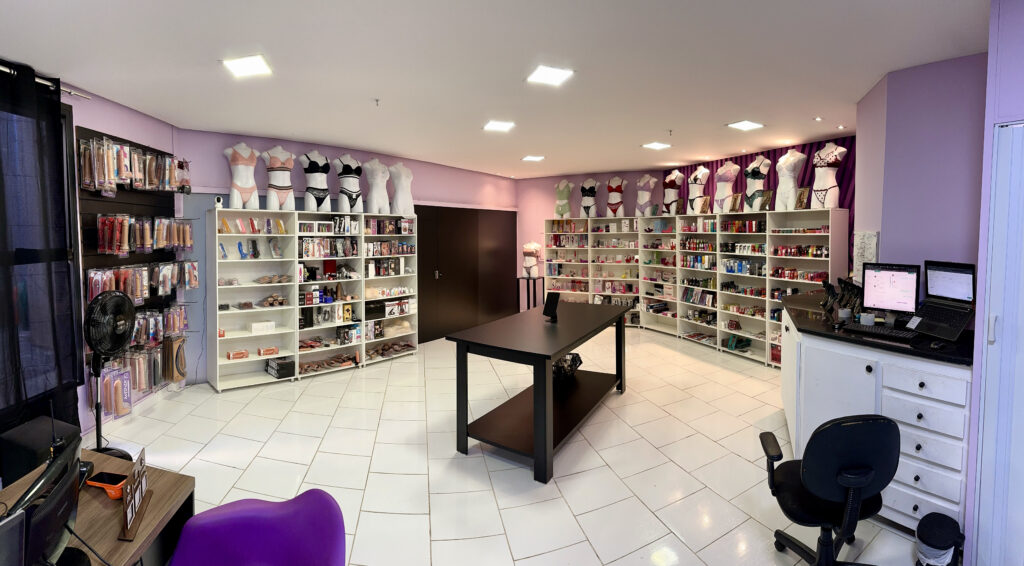 Interior organizado e acolhedor da loja Santa Bronx em Uberlândia